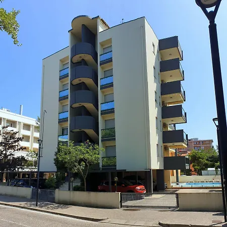 Apartment Charming Flat Just Steps Away From The