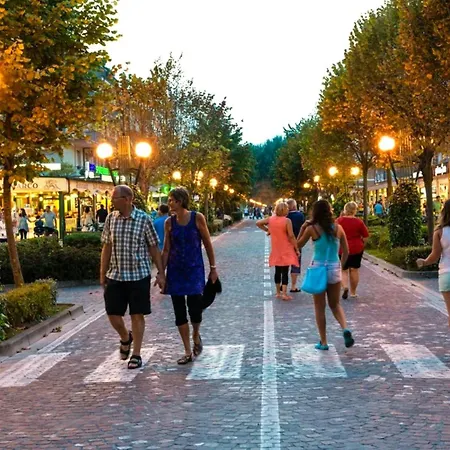 Charming Flat Just Steps Away From The Apartment *